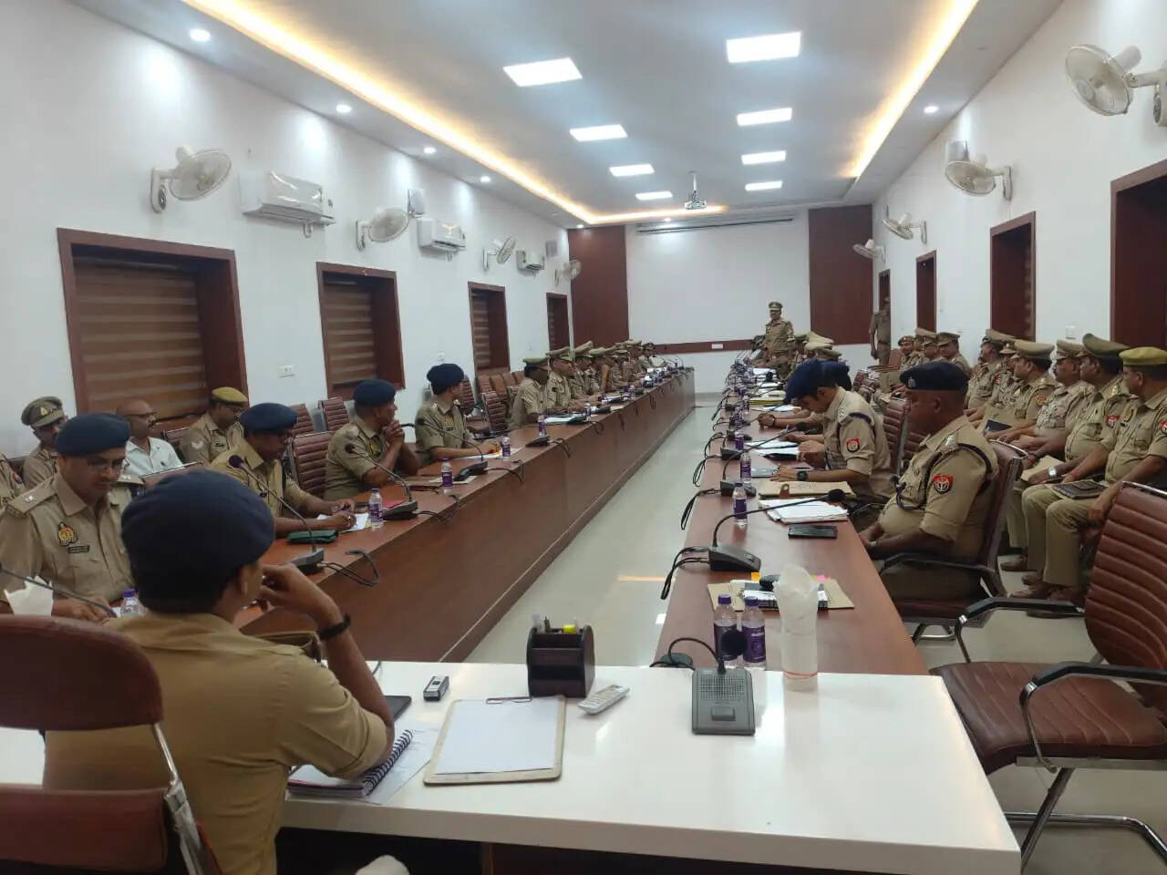 नवागत पुलिस अधीक्षक ने मातहतों की ली क्लास, पढ़ाया आपराधियों से निपटने का पाठ