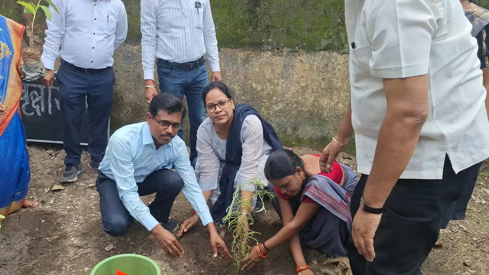 कोरबा : पंप हाउस कोरबा के आंगनबाड़ी केन्द्र में ’एक पेड़ माँ के नाम’ अभियान अंतर्गत किया गया पौधरोपण