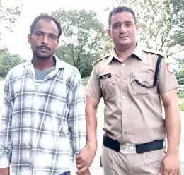 गौला पुल पर तमाशा देखने आया फरार वारंटी पुलिस की गिरफ्त में