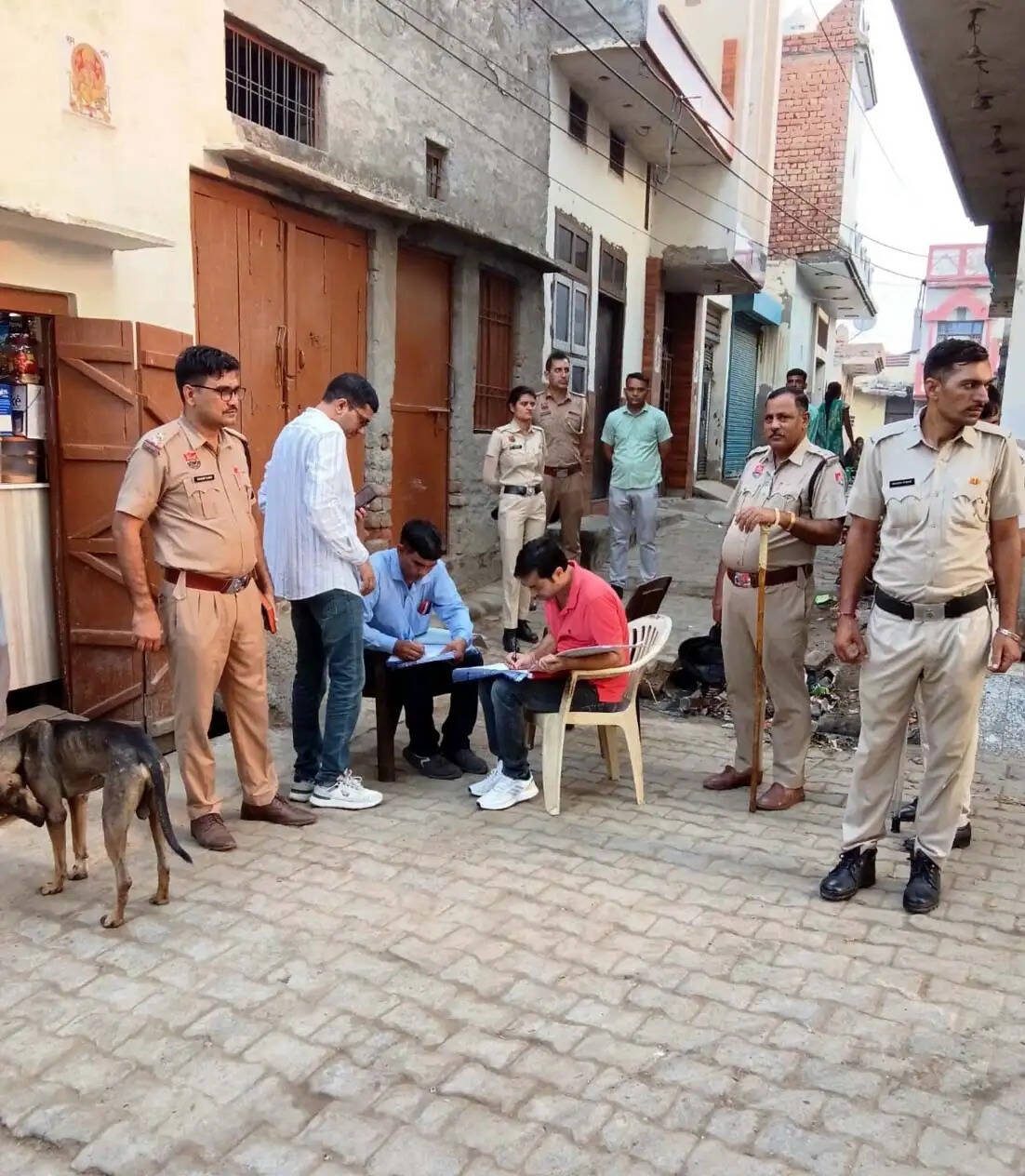 हिसार : अंबेडकर बस्ती में बिजली चोरी पर पुलिस-बिजली विभाग की संयुक्त कार्रवाई, 30 घरों पर गिरी गाज