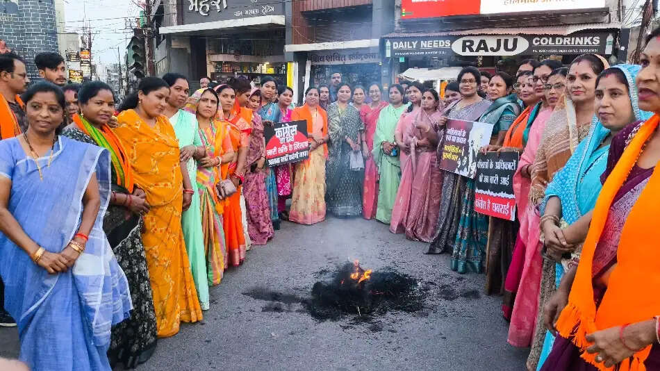 भाजपा महिला मोर्चा का विरोध प्रदर्शन, पुतला फूंक कर जताया आक्रोश