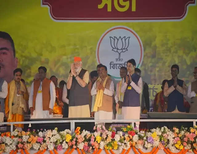 सिलीगुड़ी की सभा में पीएम मोदी से मिले जस्टिस गांगुली, हाथ पकड़ कर माथे से लगाया