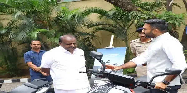 केंद्रीय भारी उद्योग एवं इस्पात मंत्री ने इलेक्ट्रिक टू-व्हीलर वाहन विनिर्माताओं के साथ बैठक की