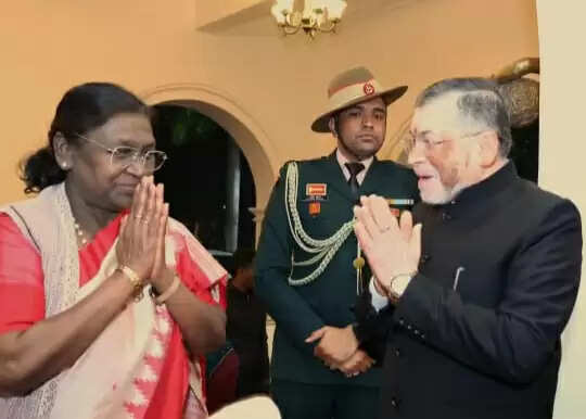 राष्ट्रपति द्रौपदी मुर्मु तीन दिवसीय झारखंड दौरे पर पहुंचीं रांची, कड़ी सुरक्षा के बीच लोकभवन पहुंचा काफिला