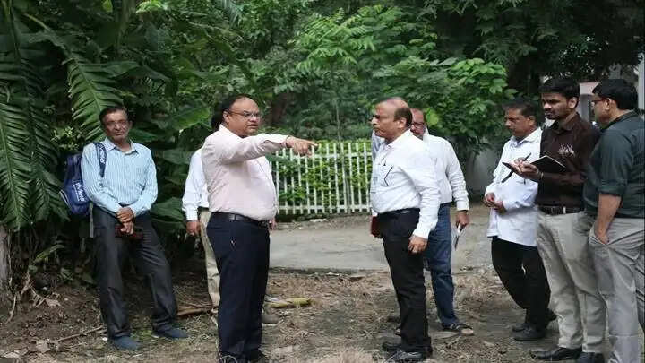 इंदौरः संभागायुक्त ने किया शासकीय स्वशासी अष्टांग आयुर्वेद महाविद्यालय का निरीक्षण