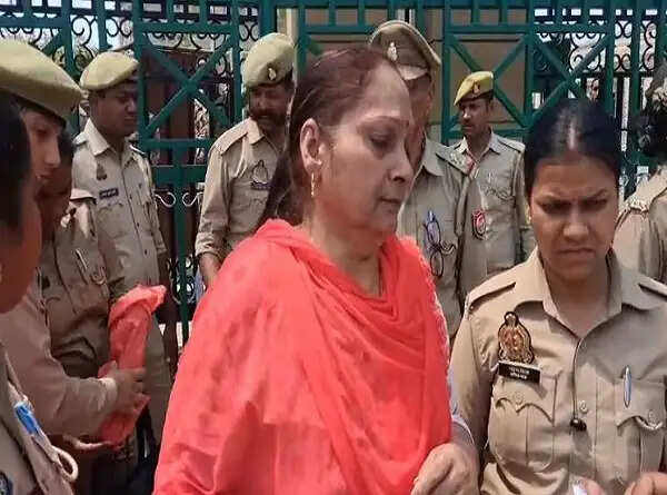 लखनऊ में विधानभवन के सामने महिला ने आत्मदाह का किया प्रयास, पुलिस ने बचाया