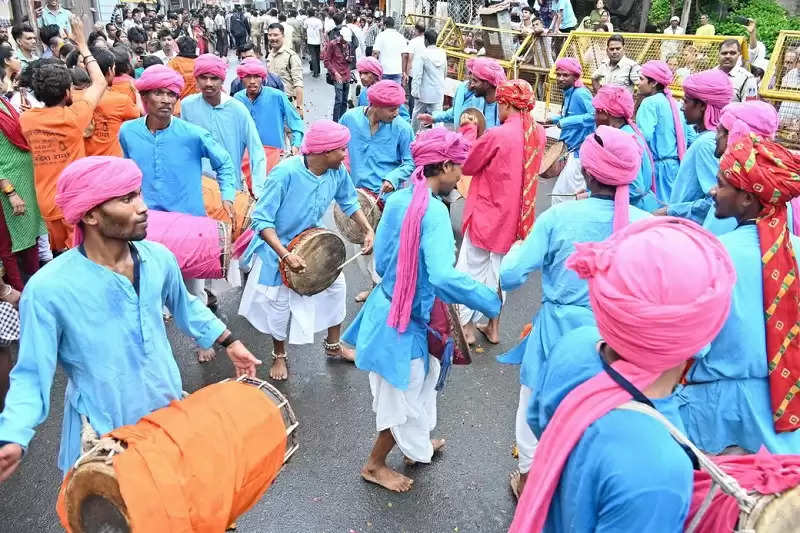 उज्जैनः धूमधाम से निकली भगवान महाकाल की सवारी, दो स्वरूपों में दिए भक्तों को दर्शन