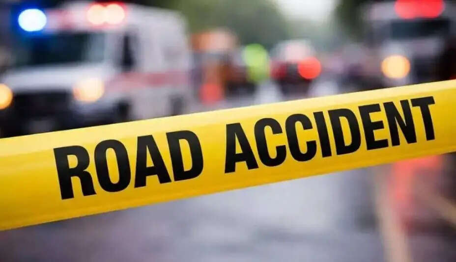 बांग्लादेश में दुर्गा पंडाल देखने जा रहा परिवार हादसे का शिकार, पुत्र-पुत्री की मौत, माता-पिता, ड्राइवर घायल