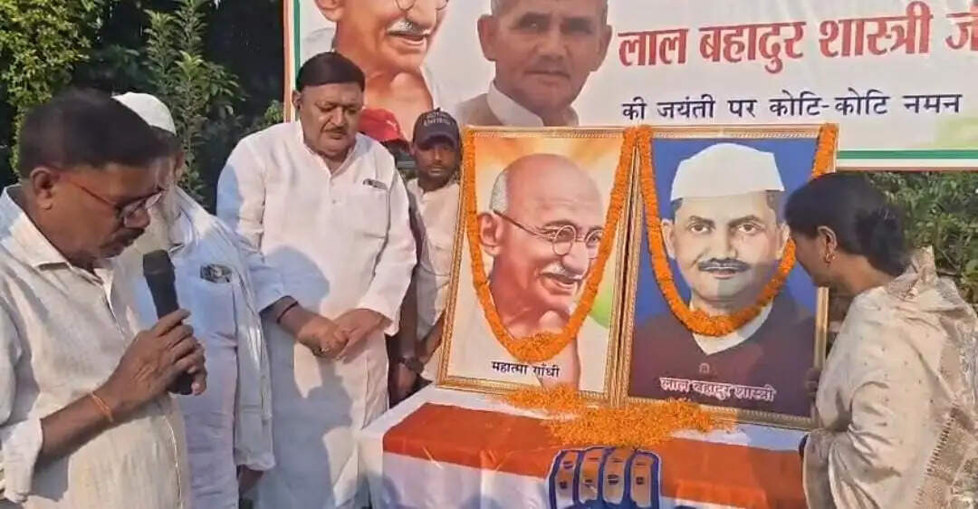 गांधी-शास्त्री जयंती पर कांग्रेस कैंप कार्यालय में श्रद्धांजलि, पूर्व विधायक अजीत शर्मा ने दोनों महापुरुषों को किया नमन