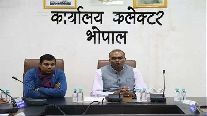 भोपालः संभागायुक्त ने की एसआईआर कार्य की समीक्षा, कहा- शतप्रतिशत शुद्ध ड्राफ्ट रोल तैयार करना हम सभी की जिम्मेदारी