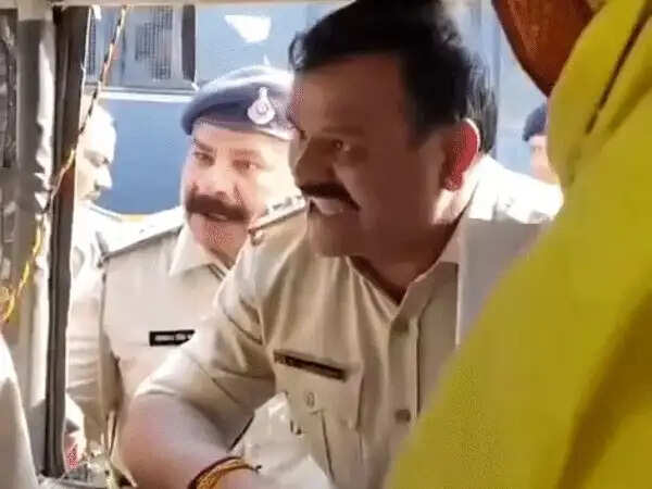 भोपाल:&nbsp;‘जय जोहार’ पर अभद्र टिप्पणी के मामले में टीआई निलंबित, विभागीय जांच के आदेश, मुख्यमंत्री ने लिया संज्ञान