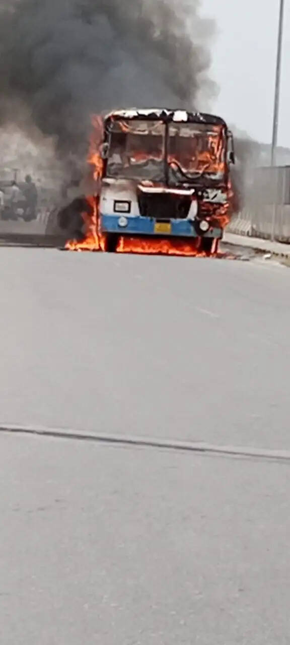 सवारियों से भरी रोडवेज बस में लगी आग 37 यात्री बाल बाल बचे