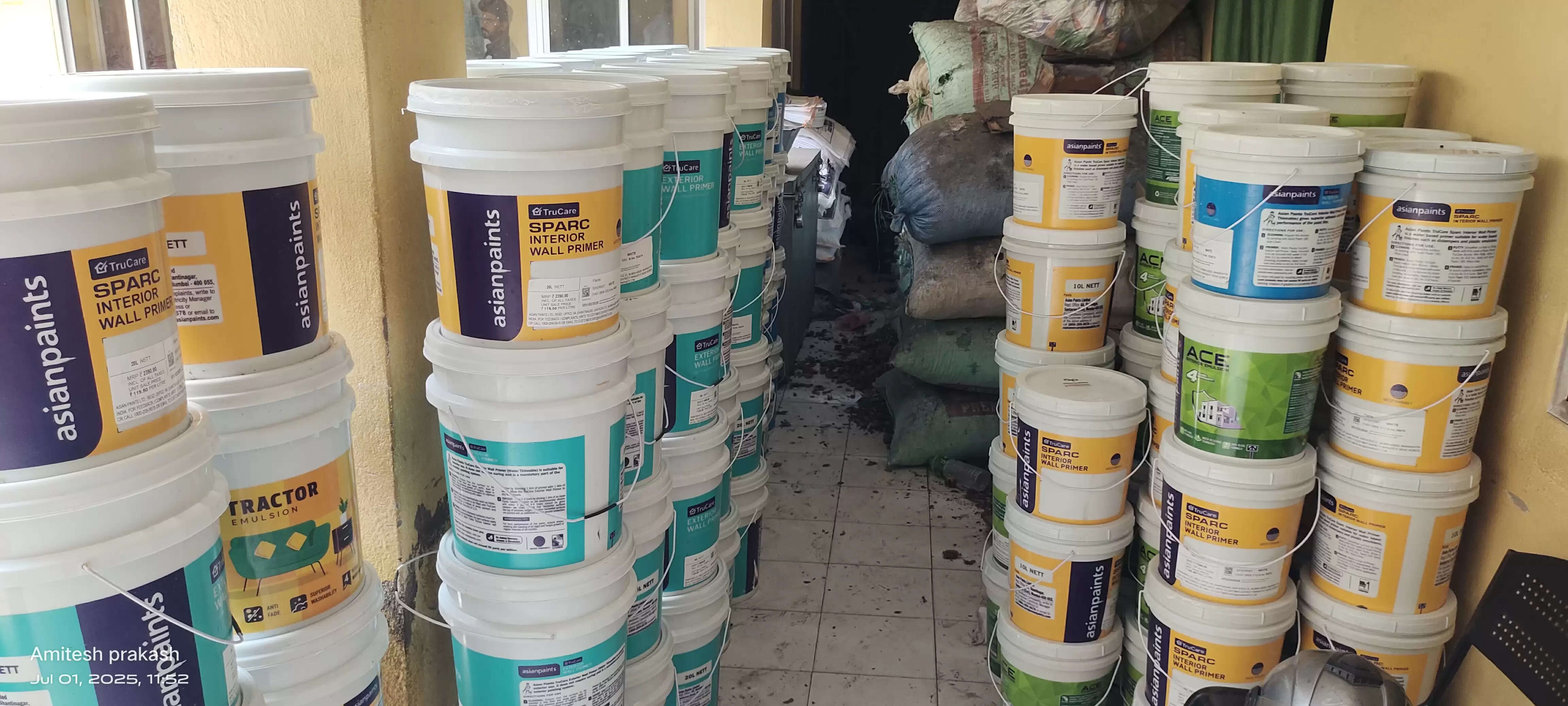 रामगढ़ में बिक रहा था एशियन पेंट का नकली प्रोडक्ट, टीटू हार्डवेयर के गोदाम पर पड़ा छापा