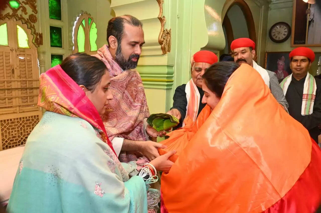 राधिका अनंत अंबानी ने किए श्रीनाथजी के दर्शन