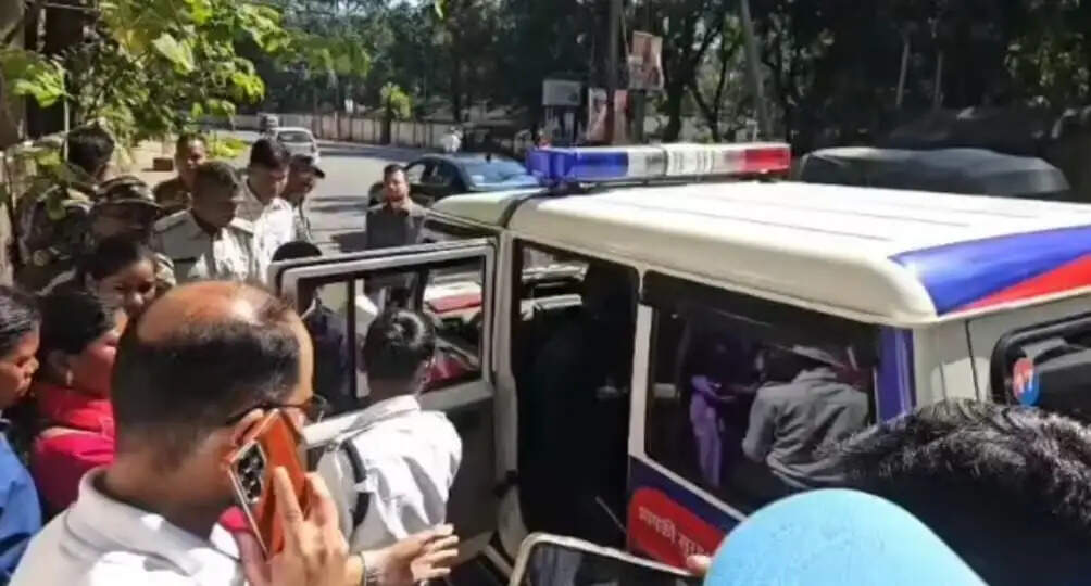 नवजात बच्चे की बरामदगी की मांग को लेकर एसएसपी आवास के बाहर आत्मदाह करने पहुंची महिला हिरासत में