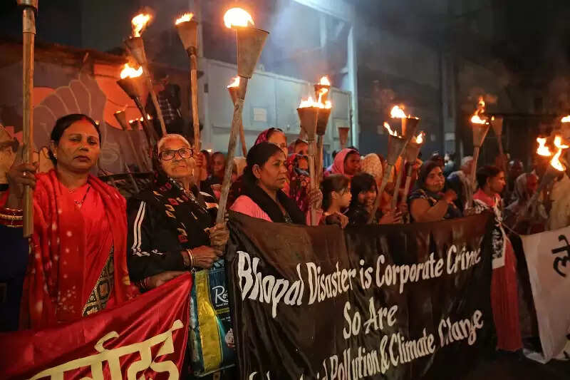 भोपाल गैस त्रासदी की 40वीं बरसी की पूर्व संध्या पर निकाली गई मशाल रैली