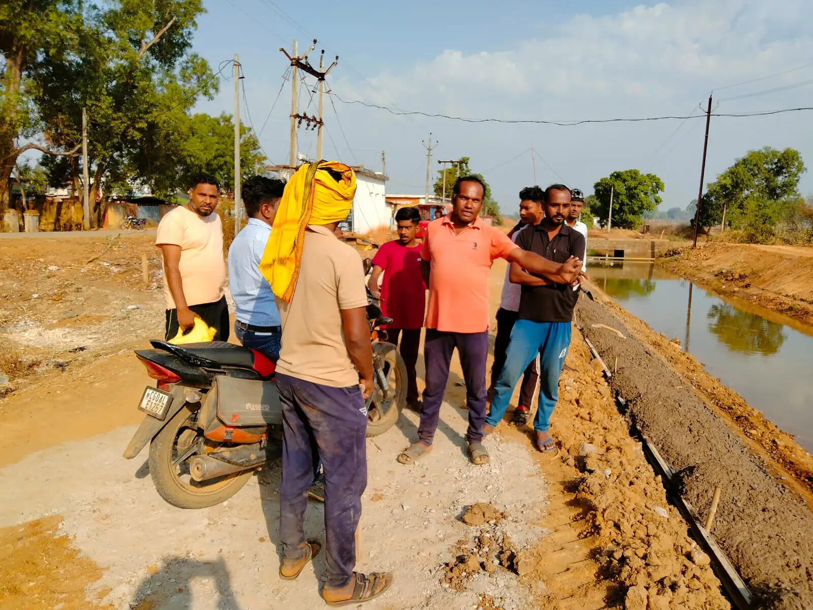 नहर निर्माण व पिचिंग कार्य में अनियमितता को लेकर ग्रामीणों का हंगामा