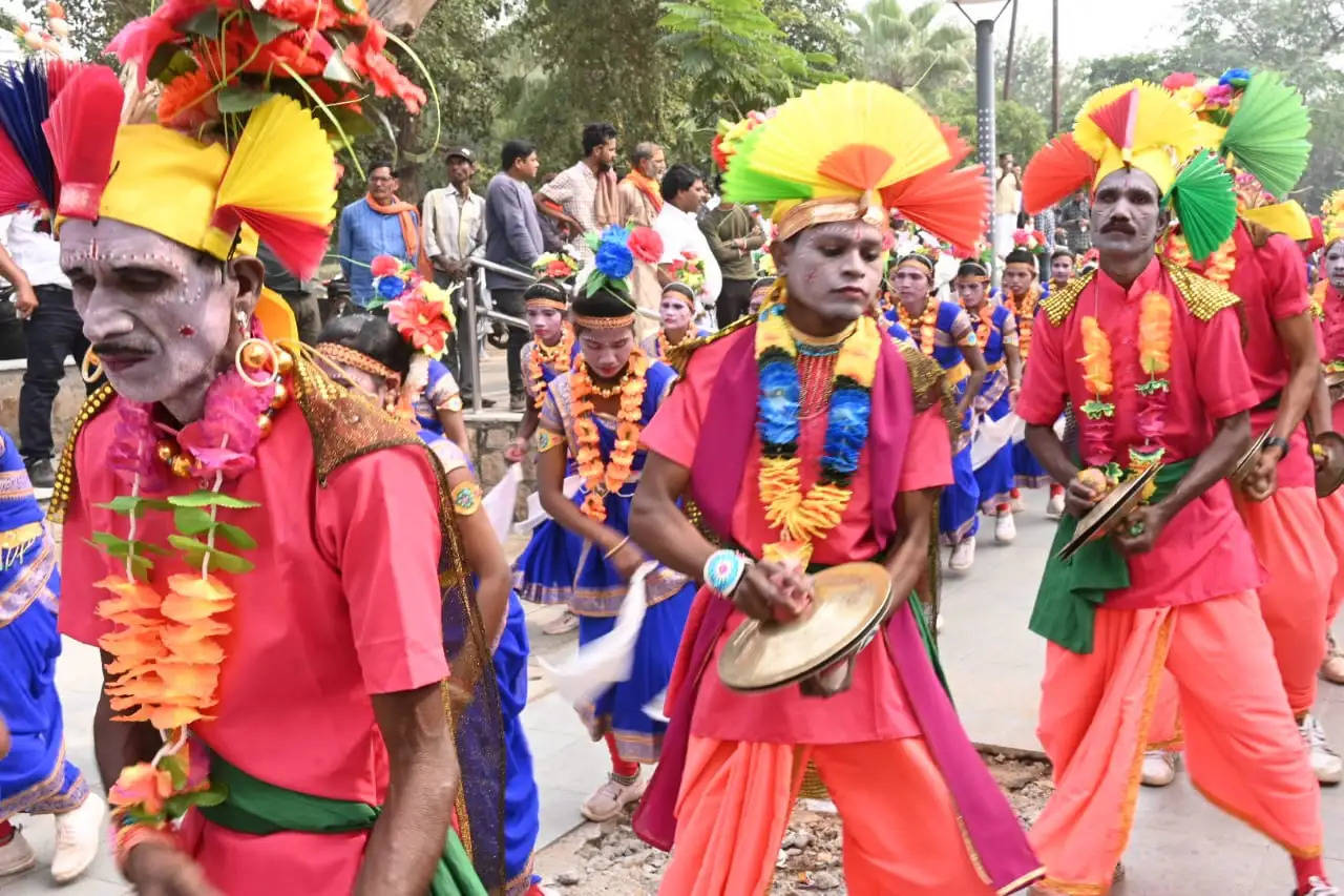 रायपुर : शपथ ग्रहण समारोह स्थल पर लोक नर्तक दल द्वारा छत्तीसगढ़ के पारंपरिक नृत्य की प्रस्तुतियां