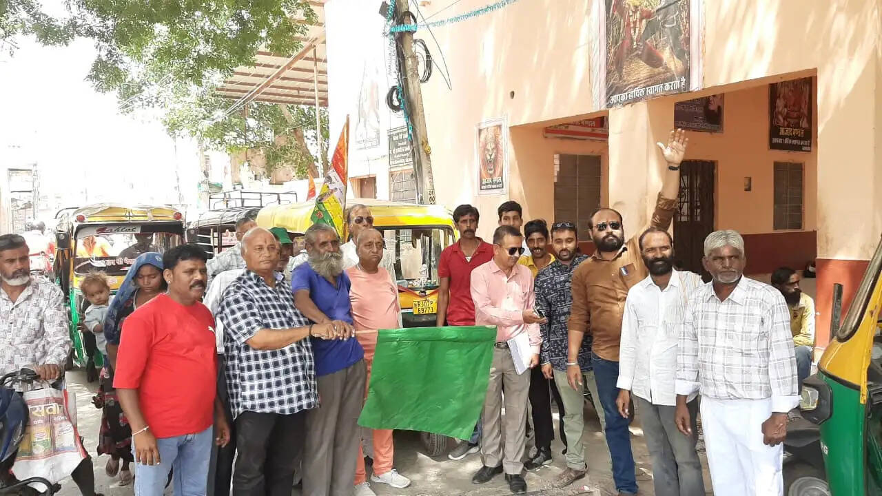 रक्षाबंधन पर बहनों के लिए निःशुल्क रिक्शा सेवा, पुनसा महाराज के नेतृत्व में&nbsp;टैक्सी&nbsp;बीकानेर&nbsp;में दाैड़ी