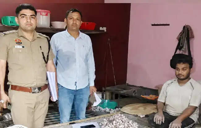 सोनीपत:घर में चल रही अवैध पटाखा फैक्टरी पकड़ी,विस्फोटक व पटाखे समेत एक काबू