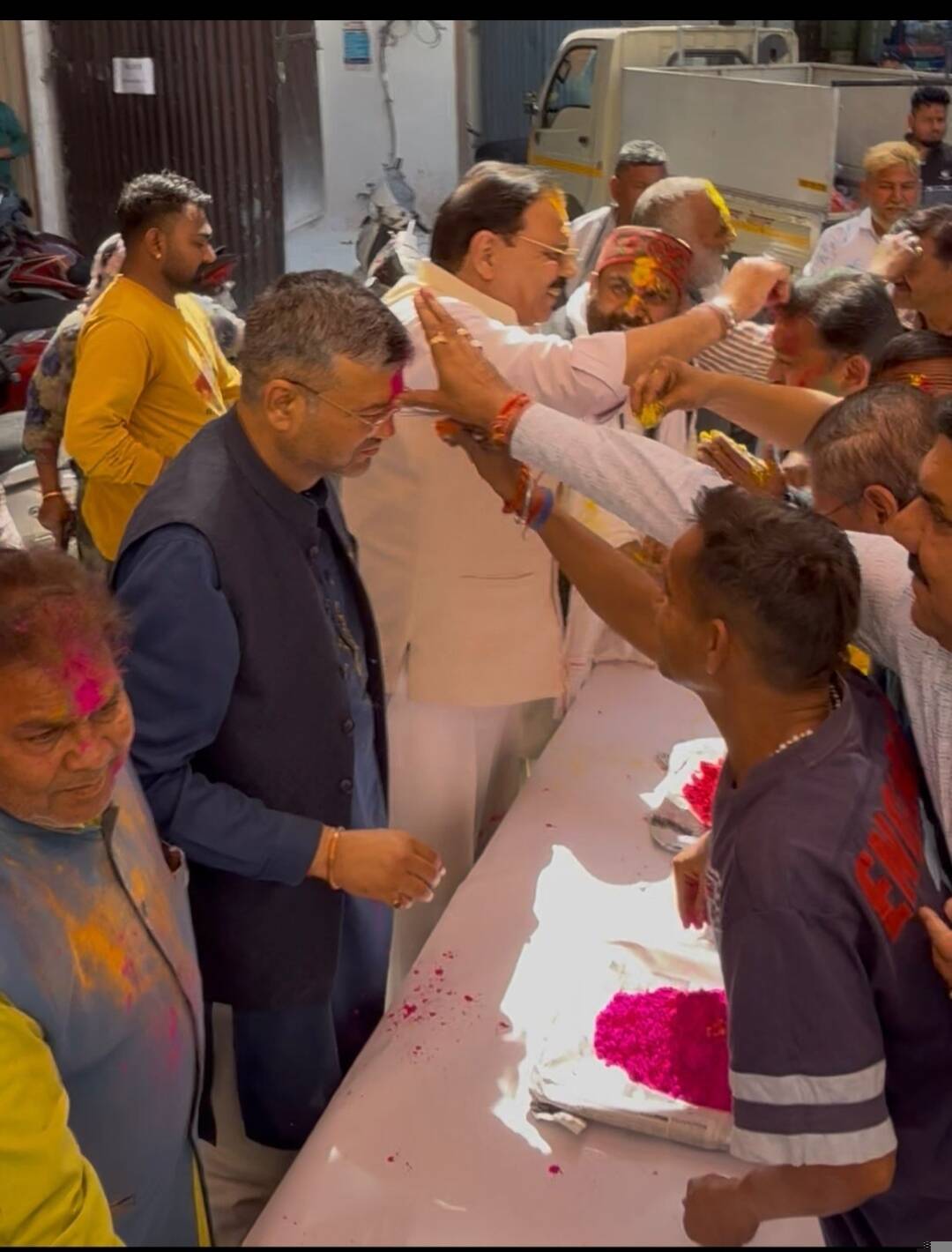 महापौर ने कर्मचारियों संग मनाई होली