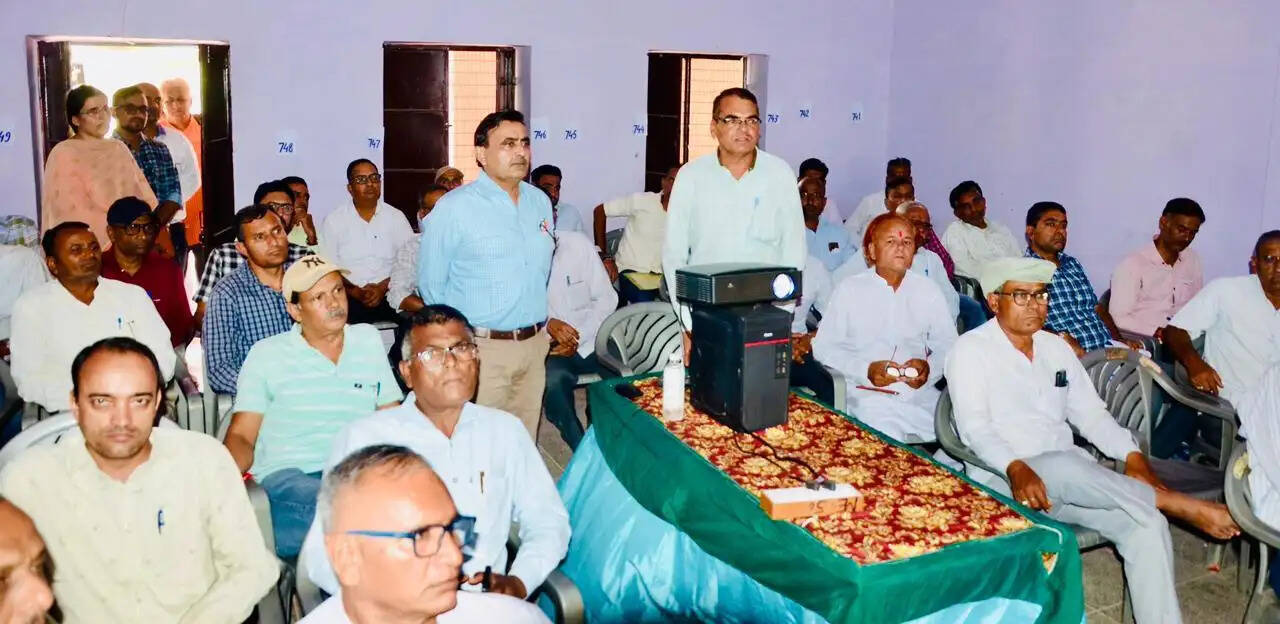 मतदान प्रक्रिया का सैद्धान्तिक एवं व्यवहारिक प्रशिक्षण दिया