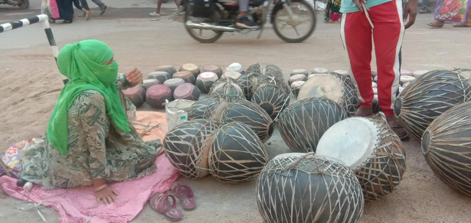 होली पर्व को लेकर नगाड़ों की गूंज, बाजारों में बढ़ी रौनक