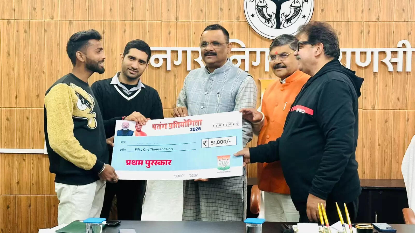 पतंगबाजी प्रतियोगिता में शानदार प्रदर्शन करने वाले युवकों को महापौर ने किया सम्मानित