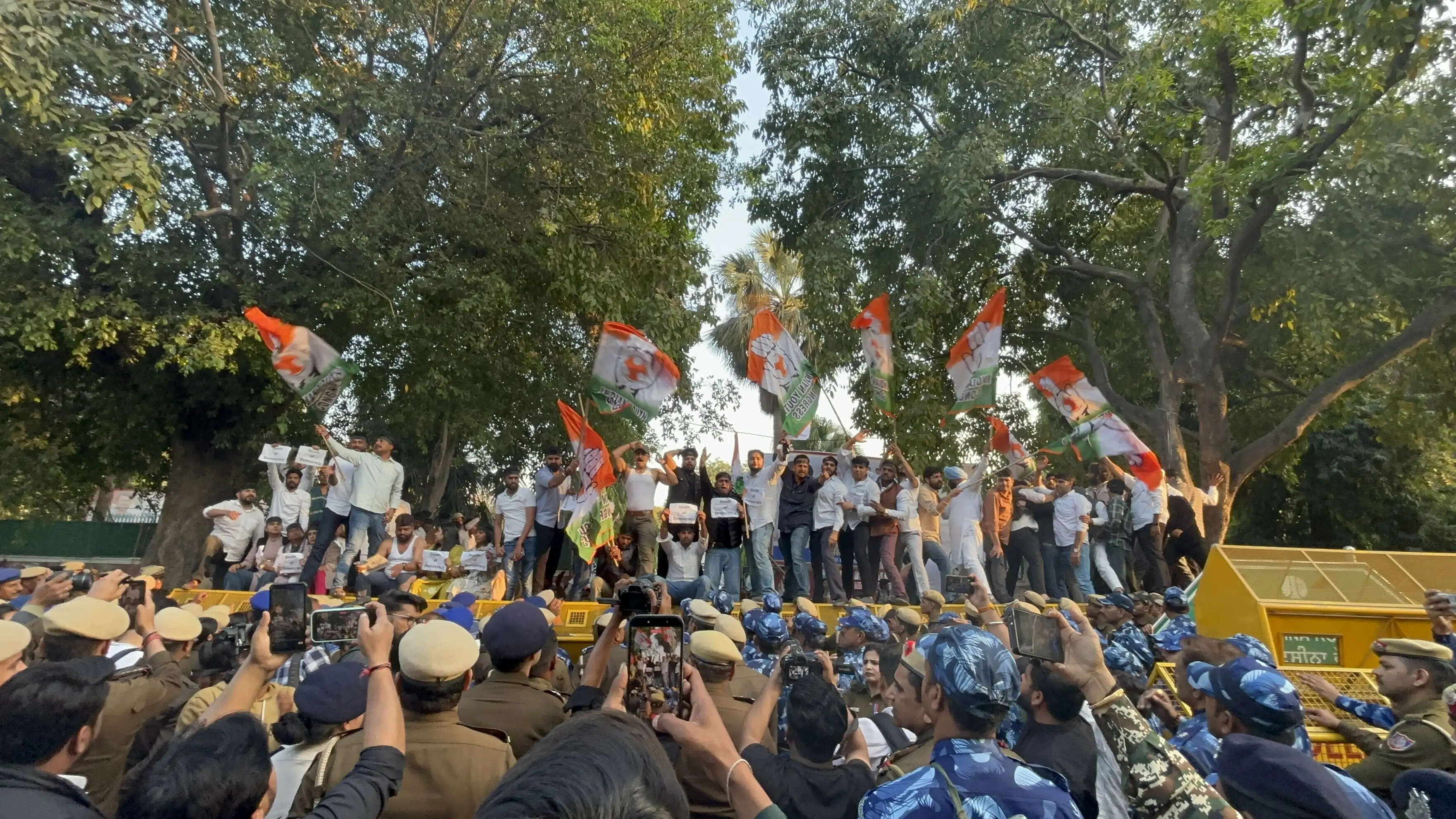 युवा कांग्रेस कार्यकर्ताओं का राष्ट्रीय अध्यक्ष उदय भानु की गिरफ्तारी के विरोध में प्रदर्शन