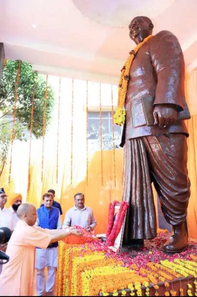 डॉ. श्यामा प्रसाद मुखर्जी की प्रतिमा पर पुष्प अर्पित कर मुख्यमंत्री ने दी श्रद्धांजलि
