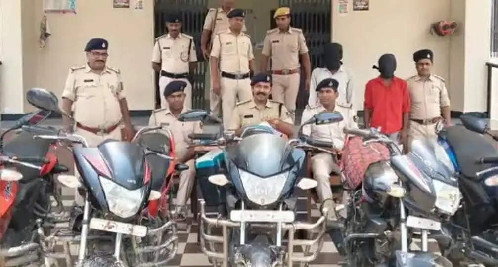 वाहन चोर गिरोह के दो सदस्यों के साथ चोरी की छह मोटरसाइकिल जब्त
