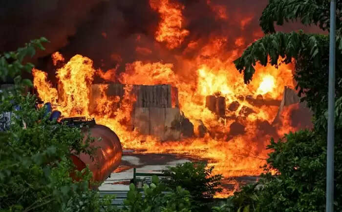 मलेशिया के जोहोर राज्य में तेल भंडारण फैसिलिटी में लगी भीषण आग, रिहायशी इलाकों में मचा हड़कंप