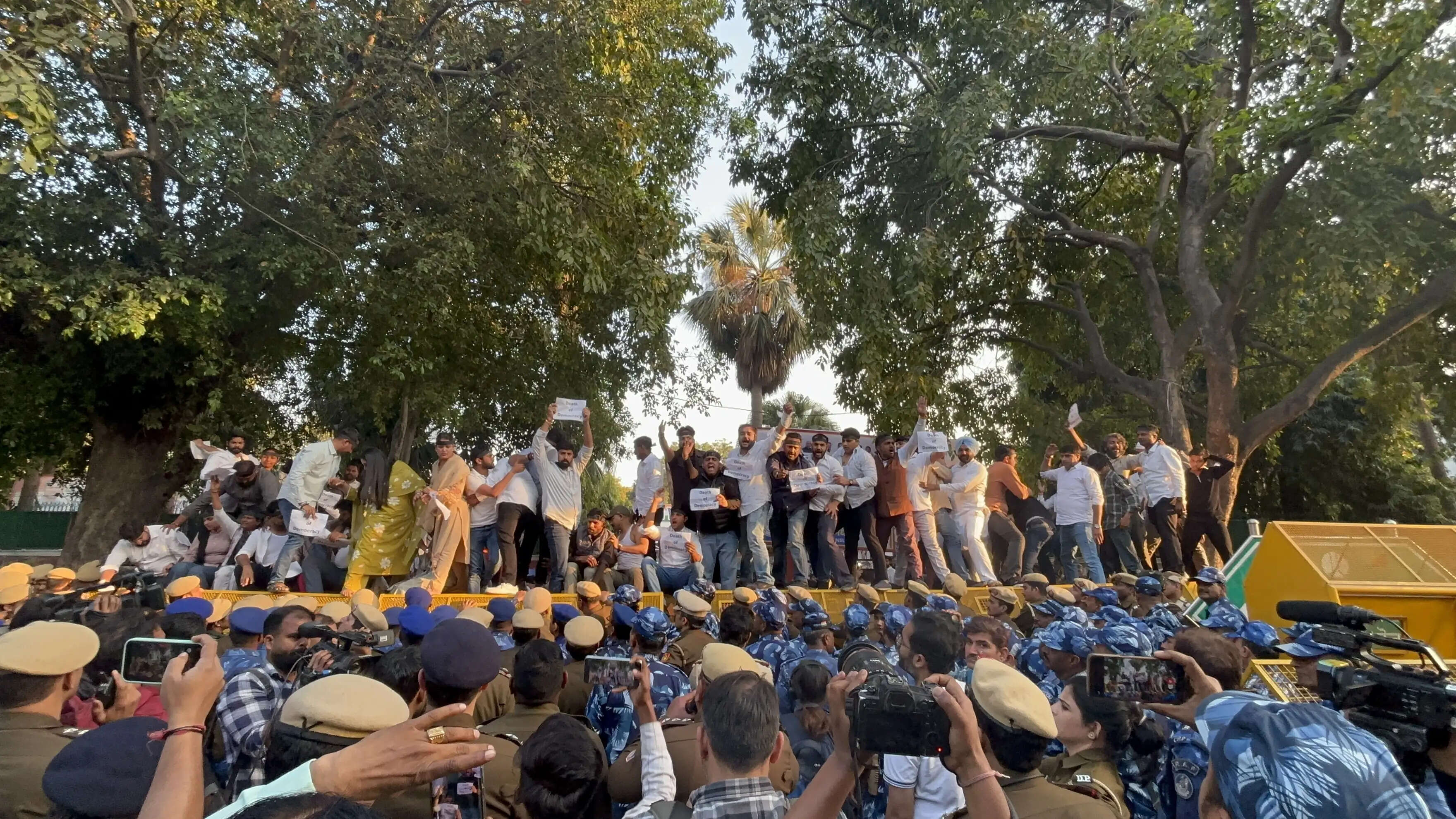 युवा कांग्रेस कार्यकर्ताओं का राष्ट्रीय अध्यक्ष उदय भानु की गिरफ्तारी के विरोध में प्रदर्शन