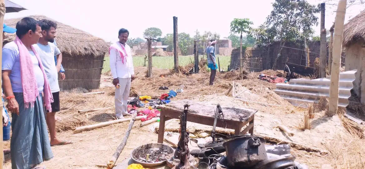 शॉर्ट सर्किट से तीन घर खाक, लाखों की संपत्ति स्वाहा