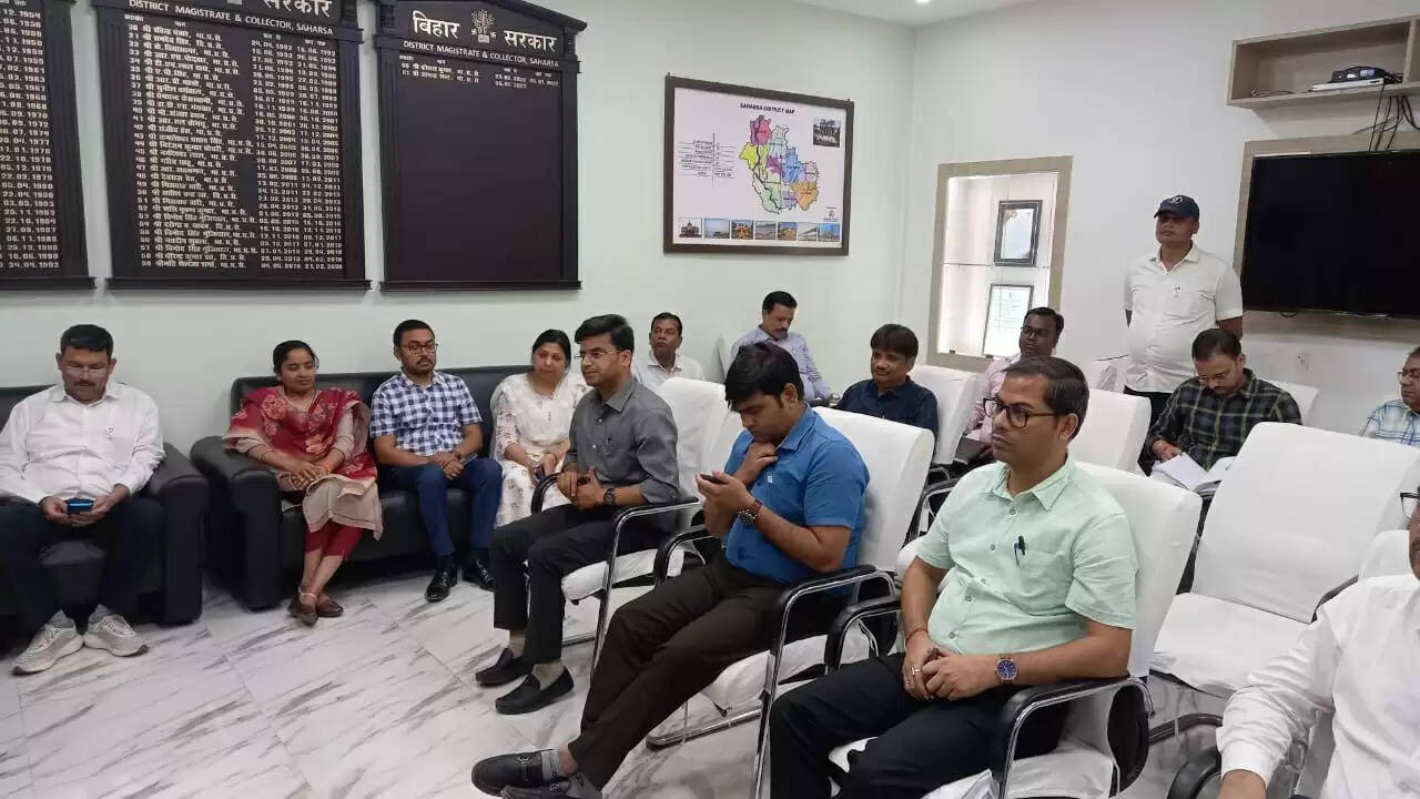 नव पदस्थापित डीएम वैभव चौधरी ने लिया योगदान