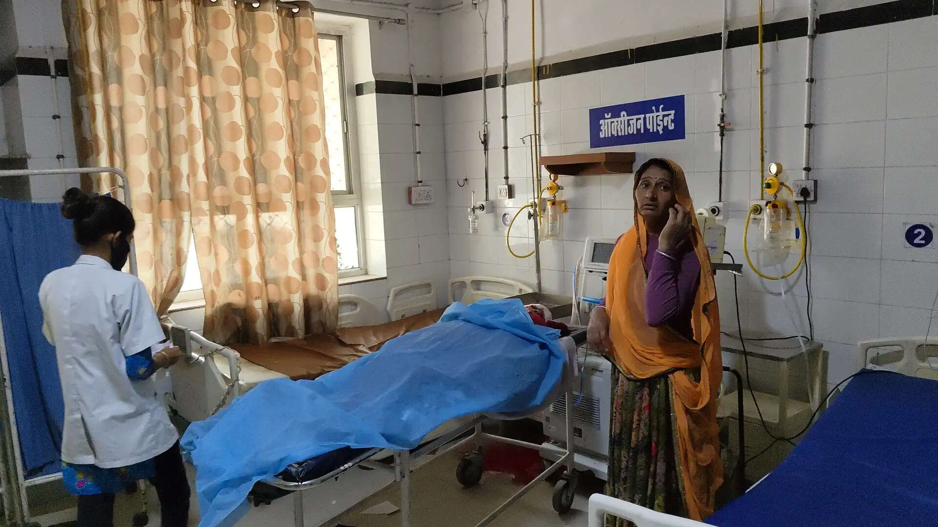 बाइक को बचाने के प्रयास में ऑटो पलटा, महिला की मौत, तीन अन्य घायल