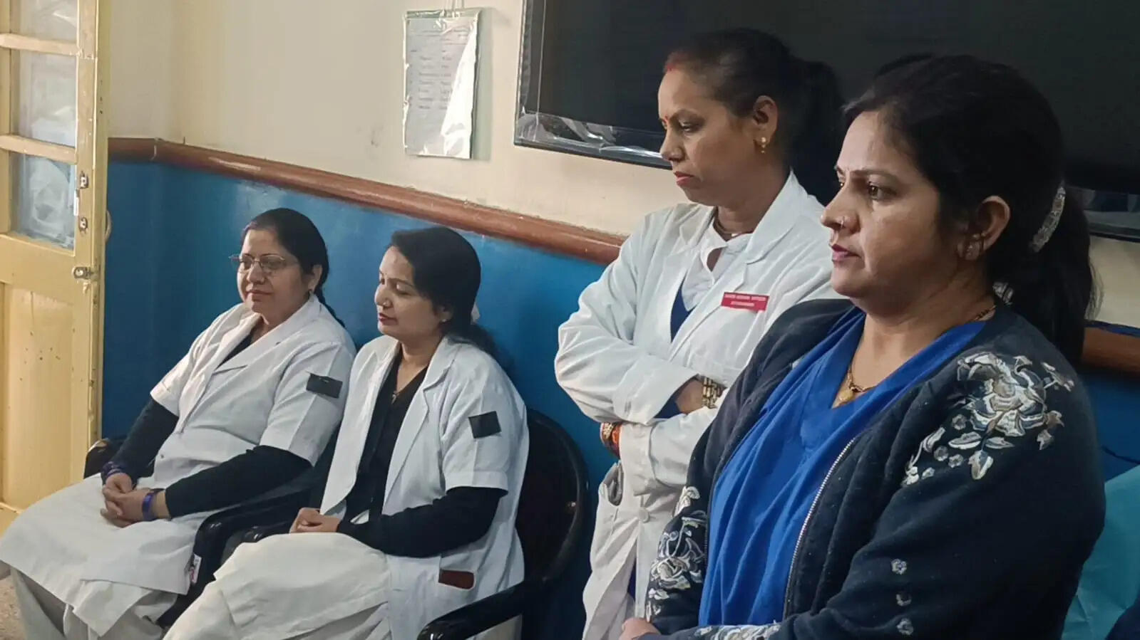 काला फीता बांधकर दी नर्सिंग अफसरों ने सेवा