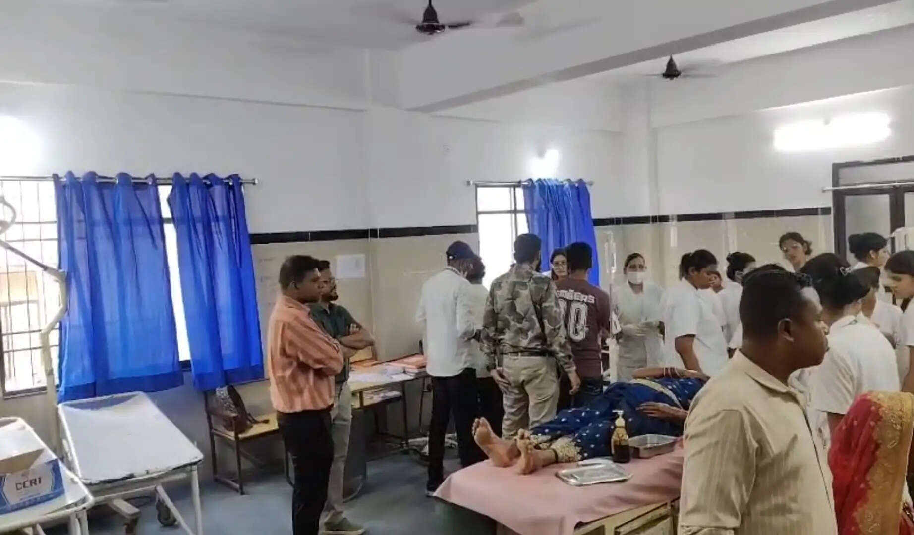 गंगरेल से लौट रही पिकअप भटगांव रोड पर पलटी, 25 से अधिक लोग घायल