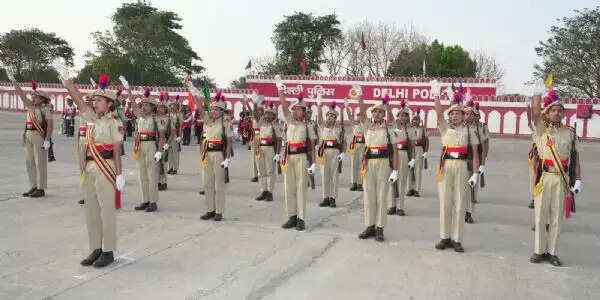दिल्ली पुलिस अकादमी में पासिंग आउट परेड, 100 नए सिपाही बने बल का हिस्सा