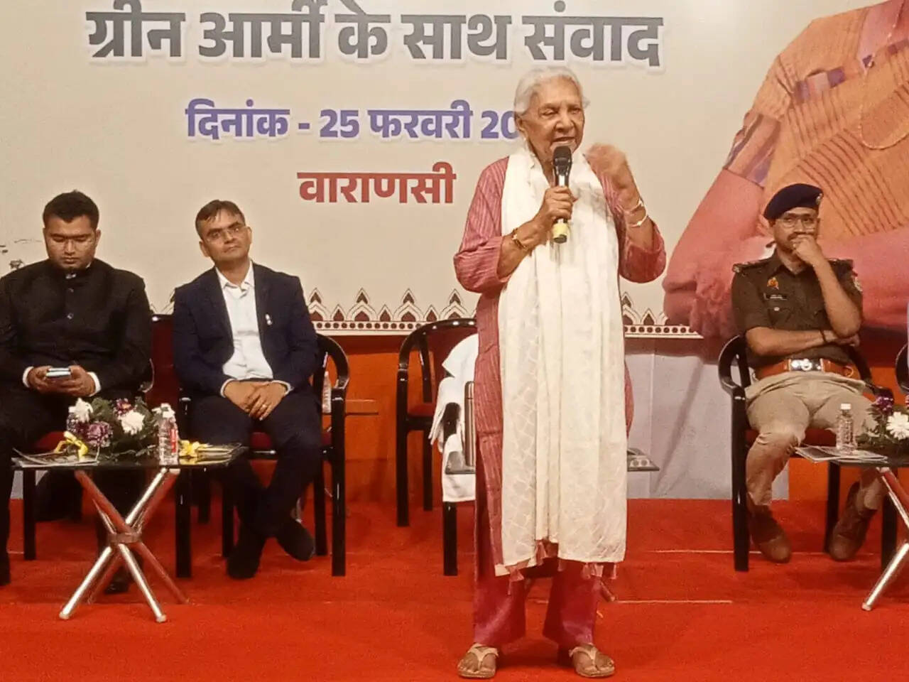 राज्यपाल ने वाराणसी के असवारी गांव में ग्रीन आर्मी की महिलाओं से किया संवाद,कार्यों को सराहा