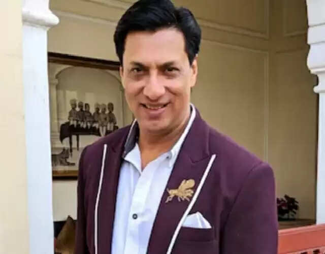 कोलकाता पहुंचे बॉलीवुड निर्देशक मधुर भंडारकर, दक्षिणेश्वर में की मां काली की आराधना