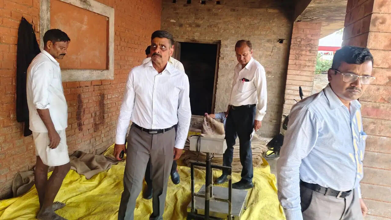 मंडलायुक्त ने क्रय केंद्रों का लिया जायजा , किसानों से पूछी बिक्री व्यवस्था आ रही दिक्कतें
