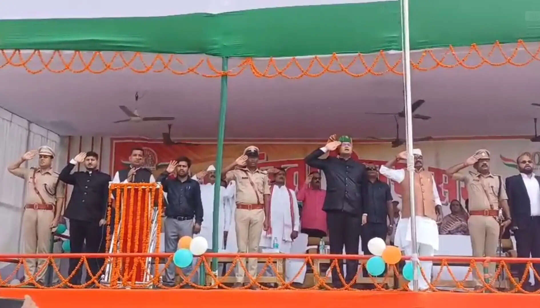 नेताजी सुभाष स्टेडियम में मंत्री डॉ रामचन्द्र प्रसाद ने किया ध्वजारोहण
