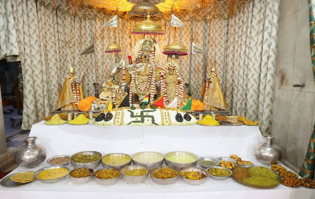 मंदिरों में रही गोवर्धन पूजा और अन्नकूट महोत्सव की धूम