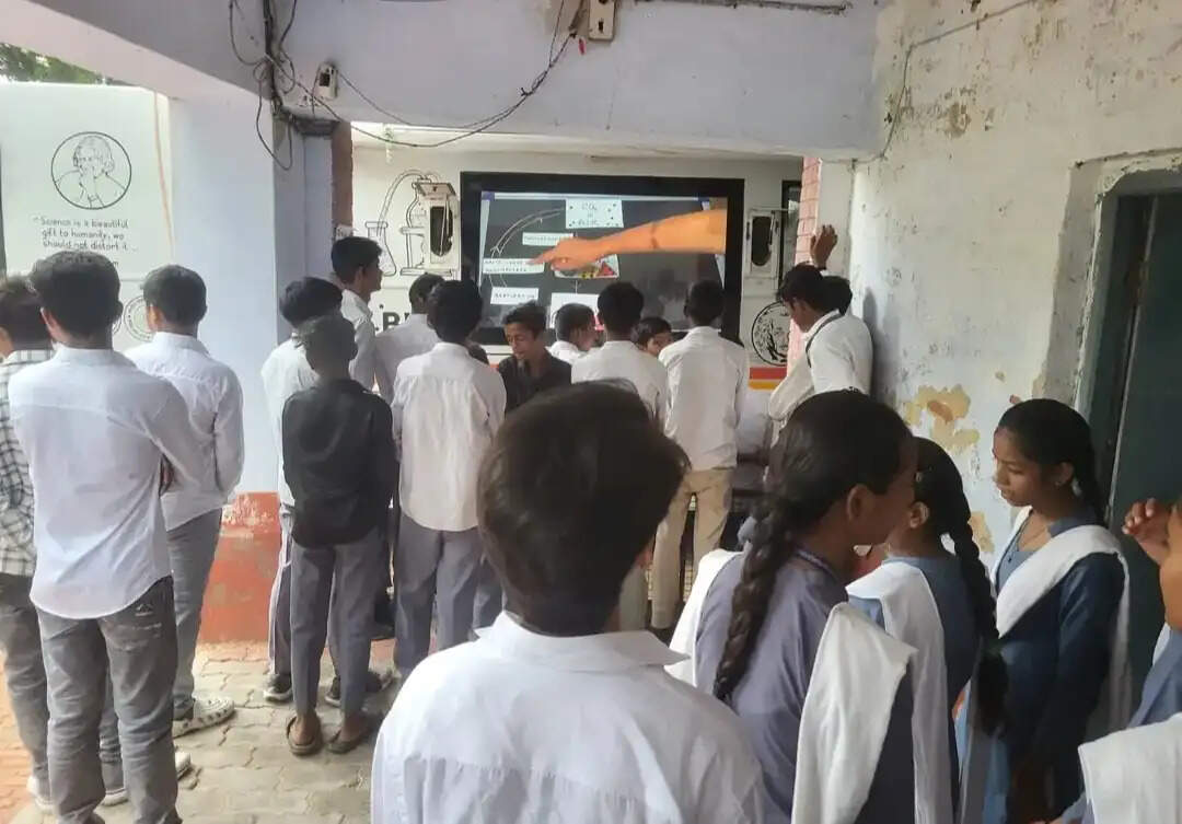 विज्ञान बस पहुंची विवेकानंद इंटर कॉलेज, 540 विद्यार्थियों ने देखे वैज्ञानिक प्रयोग