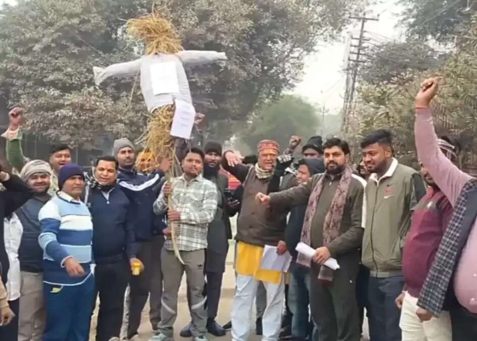 राष्ट्रीय युवा वाहिनी ने किया बांग्लादेश के खिलाफ विरोध प्रदर्शन, फूंका पुतला