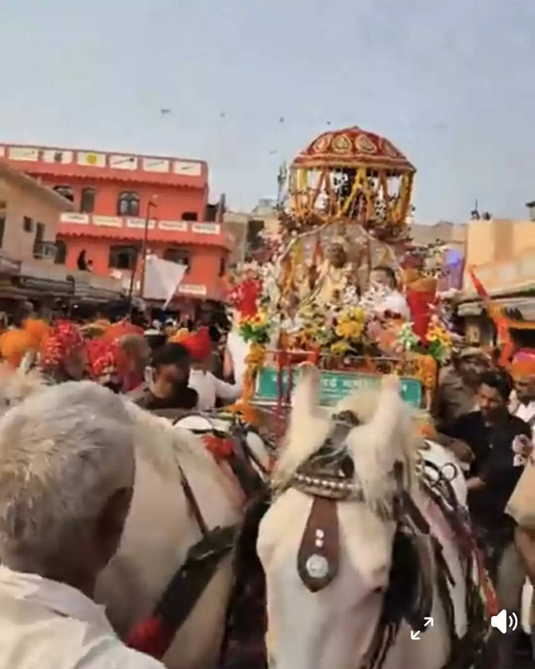 हनुमानगढ़ी के गद्दीनशीन ने नागा साधुओं की शाही यात्रा के साथ सरयू स्नान के लिए किया प्रस्थान, राम जन्मभूमि का करेंगे दर्शन