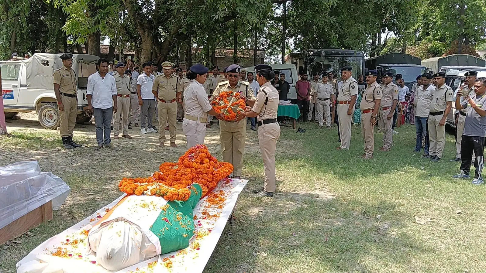 राजकीय सम्मान के साथ दरोगा रविचरण राम को दी गई अंतिम विदाई