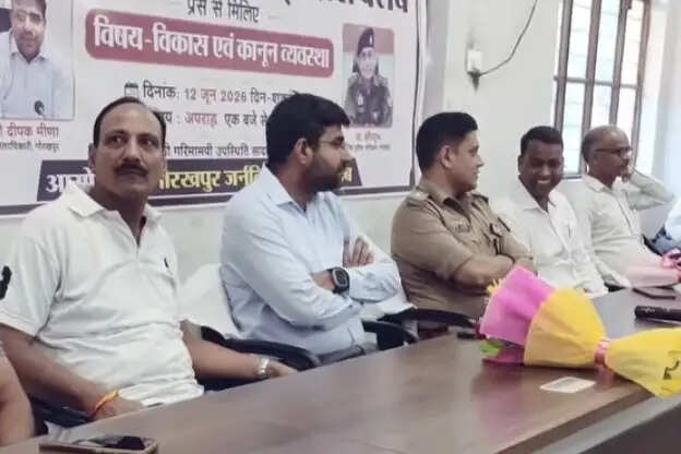 विकास और कानून व्यवस्था पर डीएम व एसएसपी ने पत्रकारों से किया संवाद