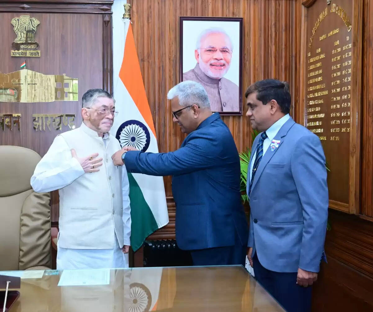 राज्यपाल को लगाया सशस्त्र सेना झंडा दिवस का बैज